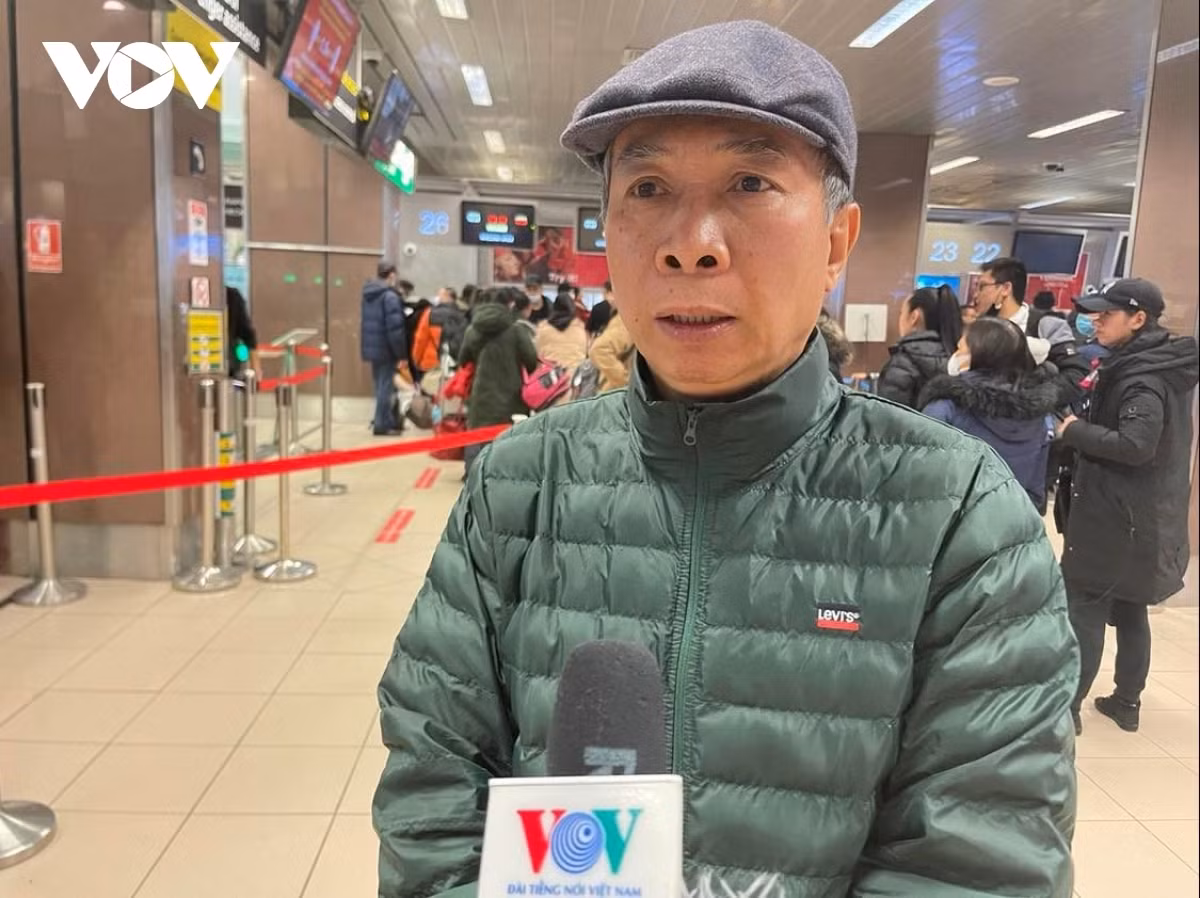 &nbsp;Present at Bucarest's international airport, Vietnamese Ambassador to Romania Dang Tran Phong has visited and encouraged Vietnamese evacuees from Ukraine, while helping handle procedures relating to the flight.
