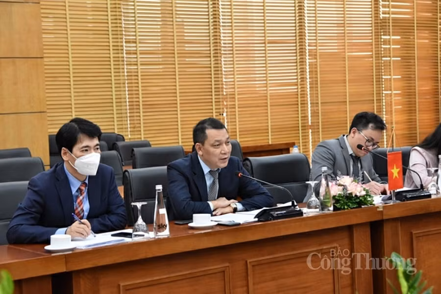 Vietnam, Azerbaijan look to boost oil and gas co-operation ảnh 1 Deputy Minister of Industry and Trade Dang Hoang An speaks at the working session