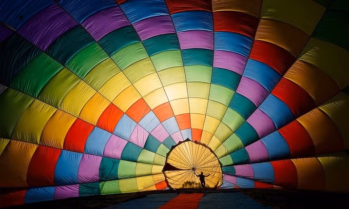 Vietnam hot air balloon shot wins Smithsonian photo contest ảnh 1 A worker prepares a hot air balloon during a tourism festival in Ba Vi National Park, Hanoi, November 2020. Photo by Tran Tuan Viet.