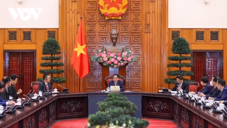 PM Pham Minh Chinh receives&nbsp;SCG Chairman and CEO Roongrote Rangsiyopash and&nbsp;Amata Vietnam CEO Somhatai Panichewa&nbsp;in Hanoi on February 16.