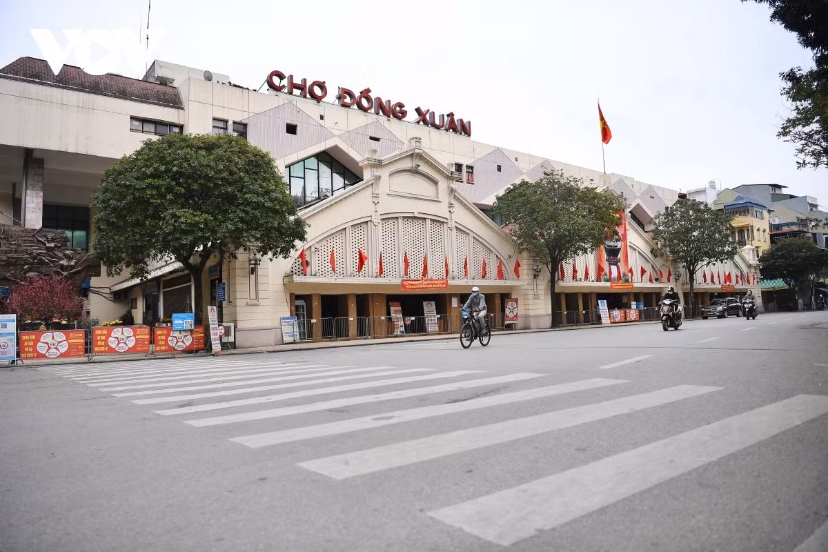 Peaceful and tranquil Hanoi on first day of Lunar New Year ảnh 9 A normally busy Dong Xuan market is left totally deserted.