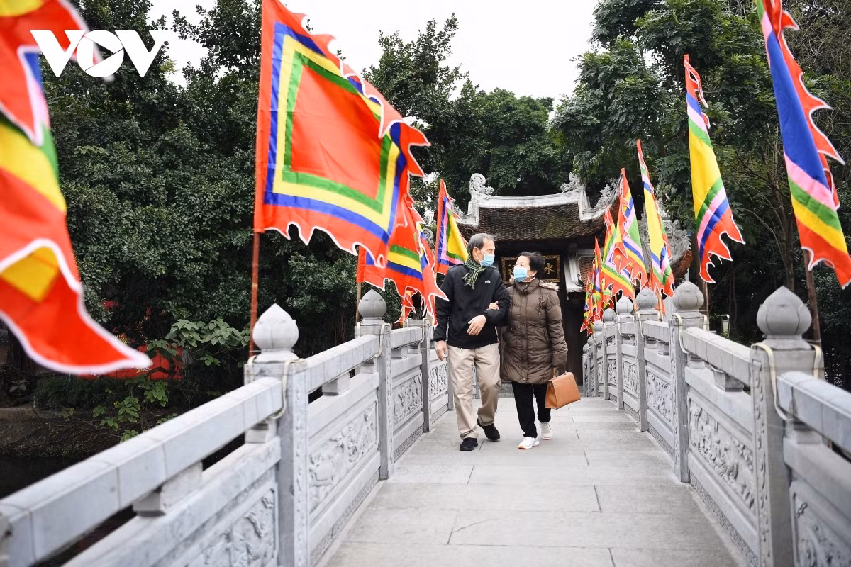 Peaceful and tranquil Hanoi on first day of Lunar New Year ảnh 15 A happy old couple enjoy a peaceful moment together.