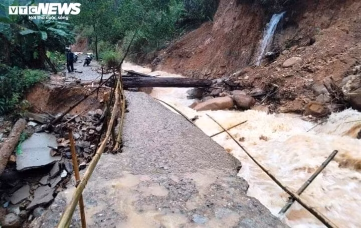 Flooding turns life upside down for residents in central Vietnam ảnh 5 Heavy downpour makes roads impassable in mountainous areas throughout Quang Nam province, which were badly impacted by floods in 2020. Roads are left submerged in deep water and vehicles are unable to travel through it.