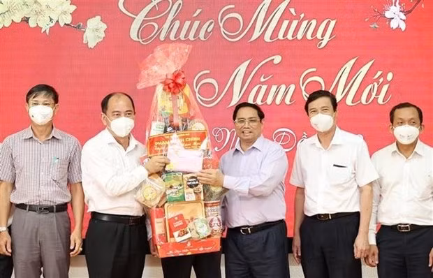 Prime Minister Pham Minh Chinh&nbsp;(third from right) presents Tet gifts to Ho Chi Minh City's Health Department staff (Photo: VNA)