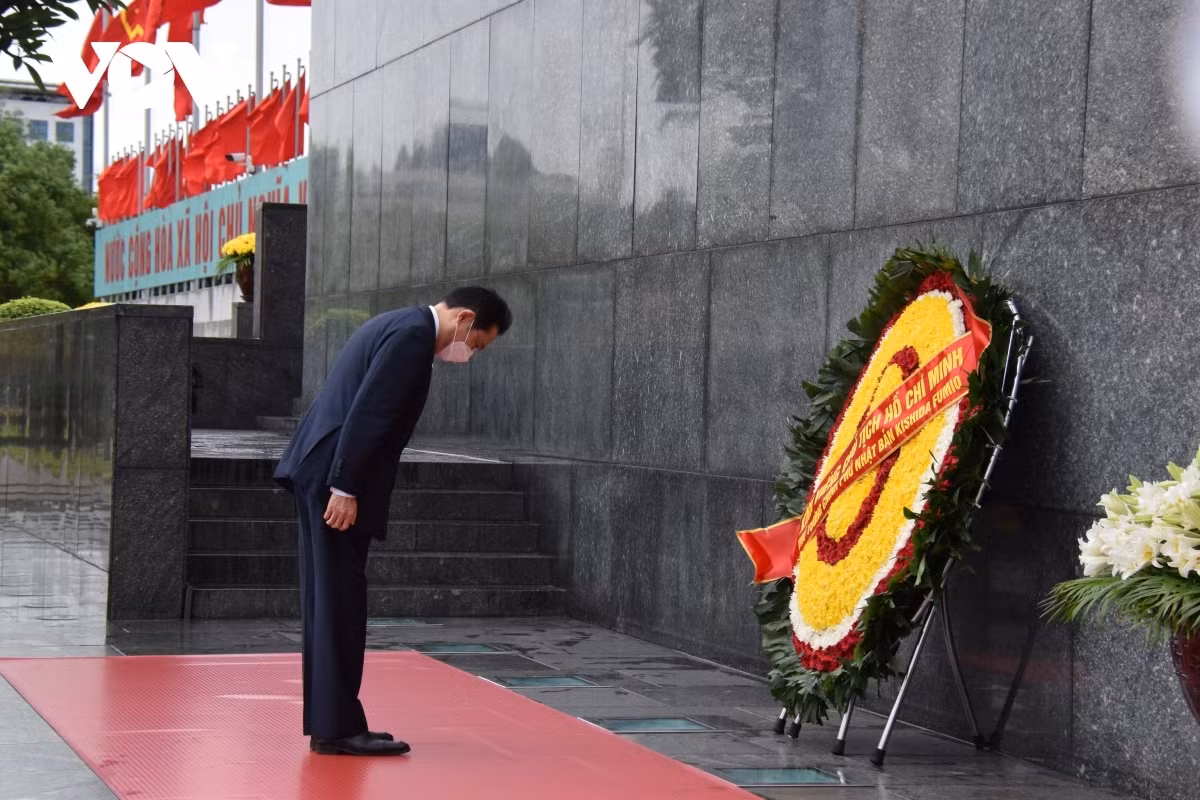 Official welcoming ceremony for Japanese PM in Hanoi ảnh 15