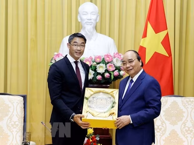president hosts honorary consul of vietnam in switzerland picture 1