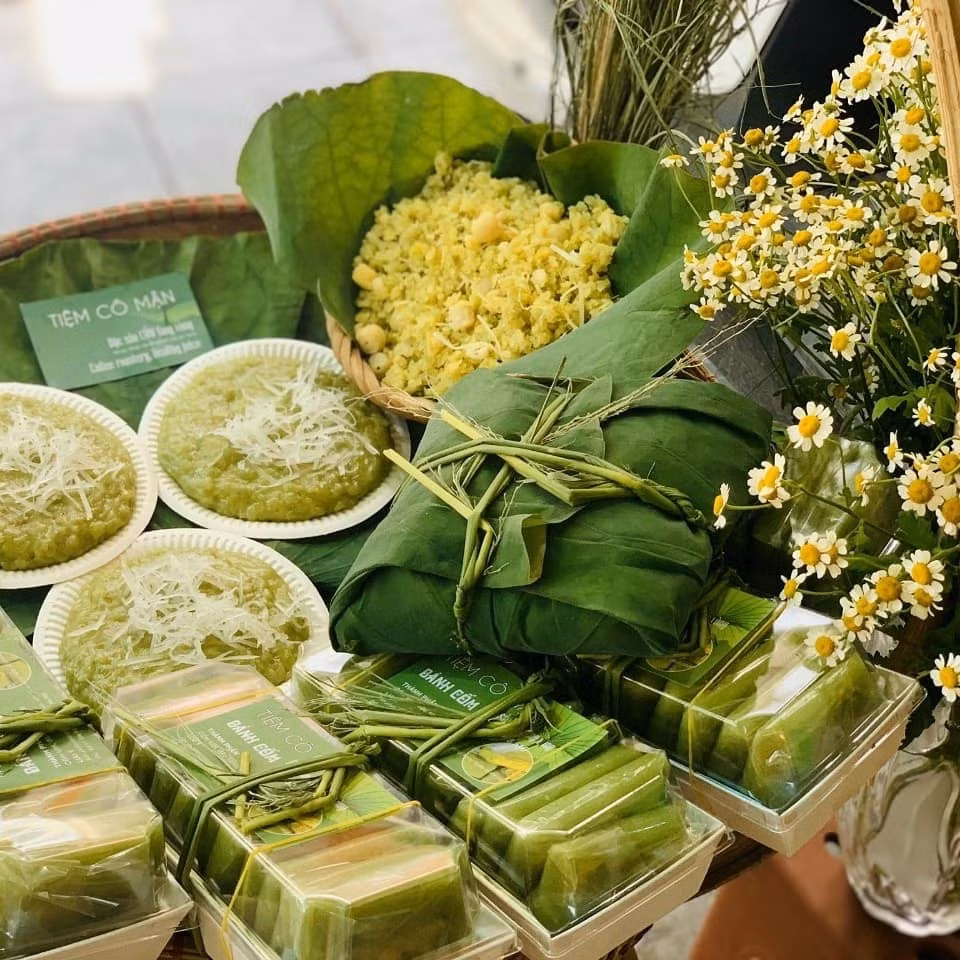 Visitors to Hanoi don't miss seasonal treats ảnh 3 The Banh com (young sticky rice cake), Xoi com (steamed young sticky rice with lotus seeds), and Che com (young sticky rice paste) are prepared by Ms.Man. Photo courtesy of Tiem Co Man