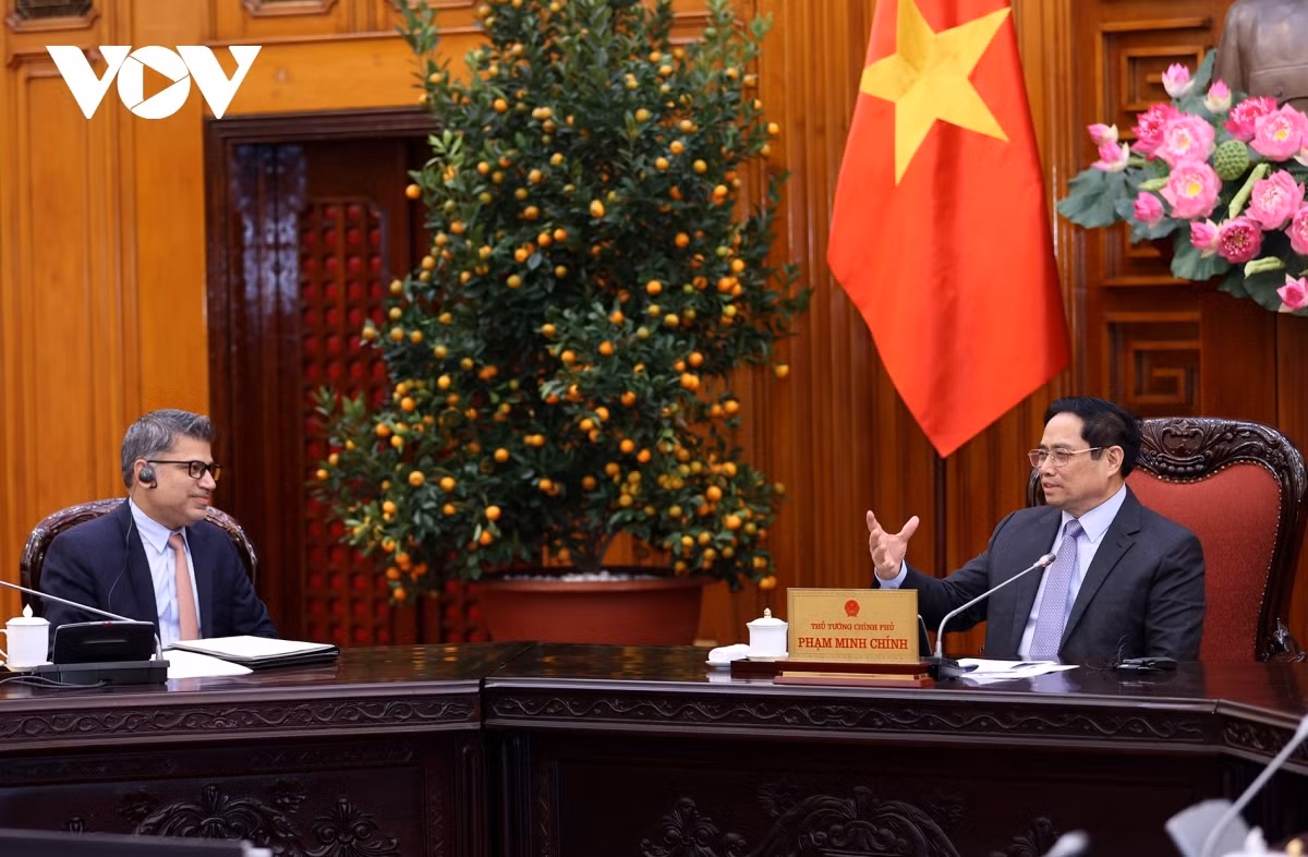 PM Pham Minh Chinh (R) receives Nitin Kapoor, Chairman and General Director of AstraZeneca Vietnam.