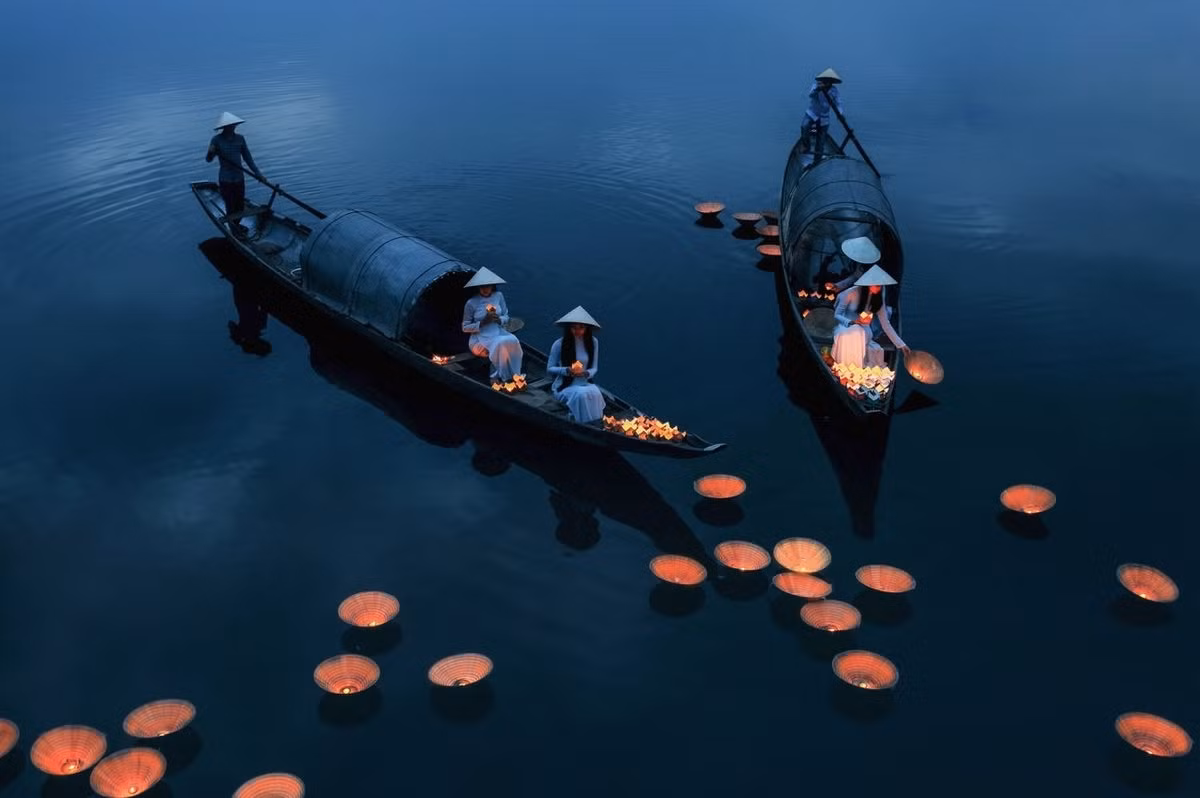 Regarding his photo titled “Pray for soul”, Bui Phu Khanh writes, “In the full moon of July, as part of the Vietnamese culture, women put on the traditional costumes called "Ao Dai" to join the colored lantern and flower-garland releasing festival on the river to pray for happiness and good luck to their families.”