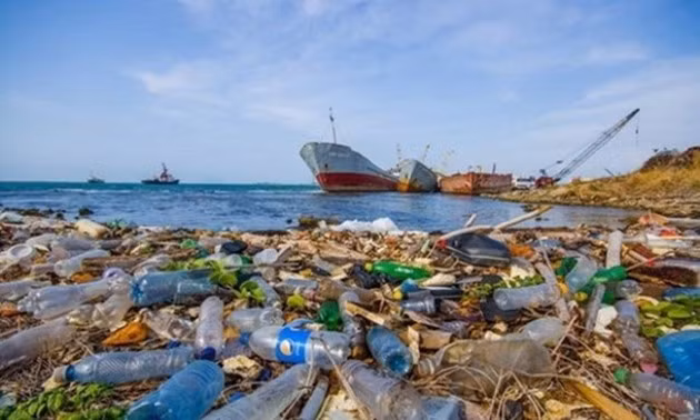 USAID-funded project helps reduce harm of plastic pollution on public health ảnh 1 It is estimated that there is 25 million tonnes of solid domestic waste each year in Vietnam, and 10-20% of it is plastic.