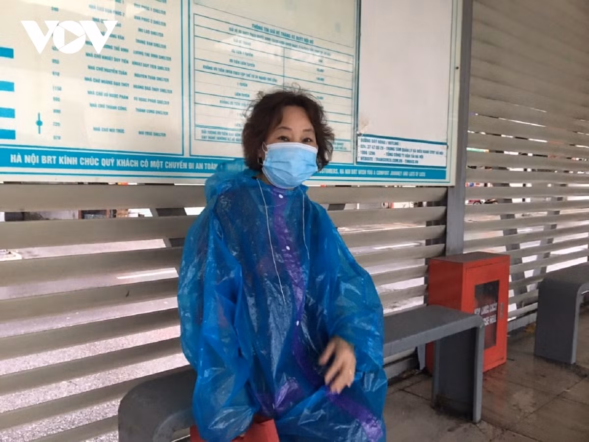 Nguyen Thi Chinh, a resident of Cau Giay district, says she is happy to use public transport again as it’s convenient for elderly people like her to travel within the inner city.