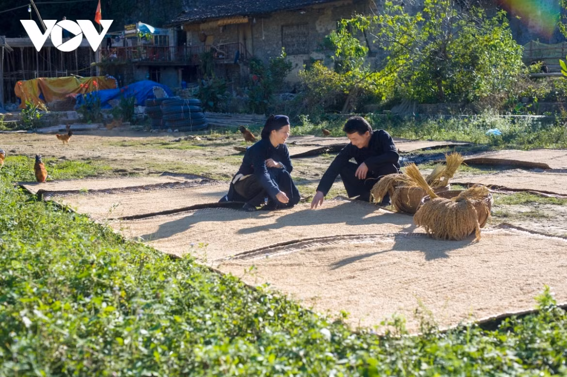 Discover unique Khuoi Ky stone village in Cao Bang ảnh 8 A peaceful space can be found in front of the stone stilt house of the Khuoi Ky people.