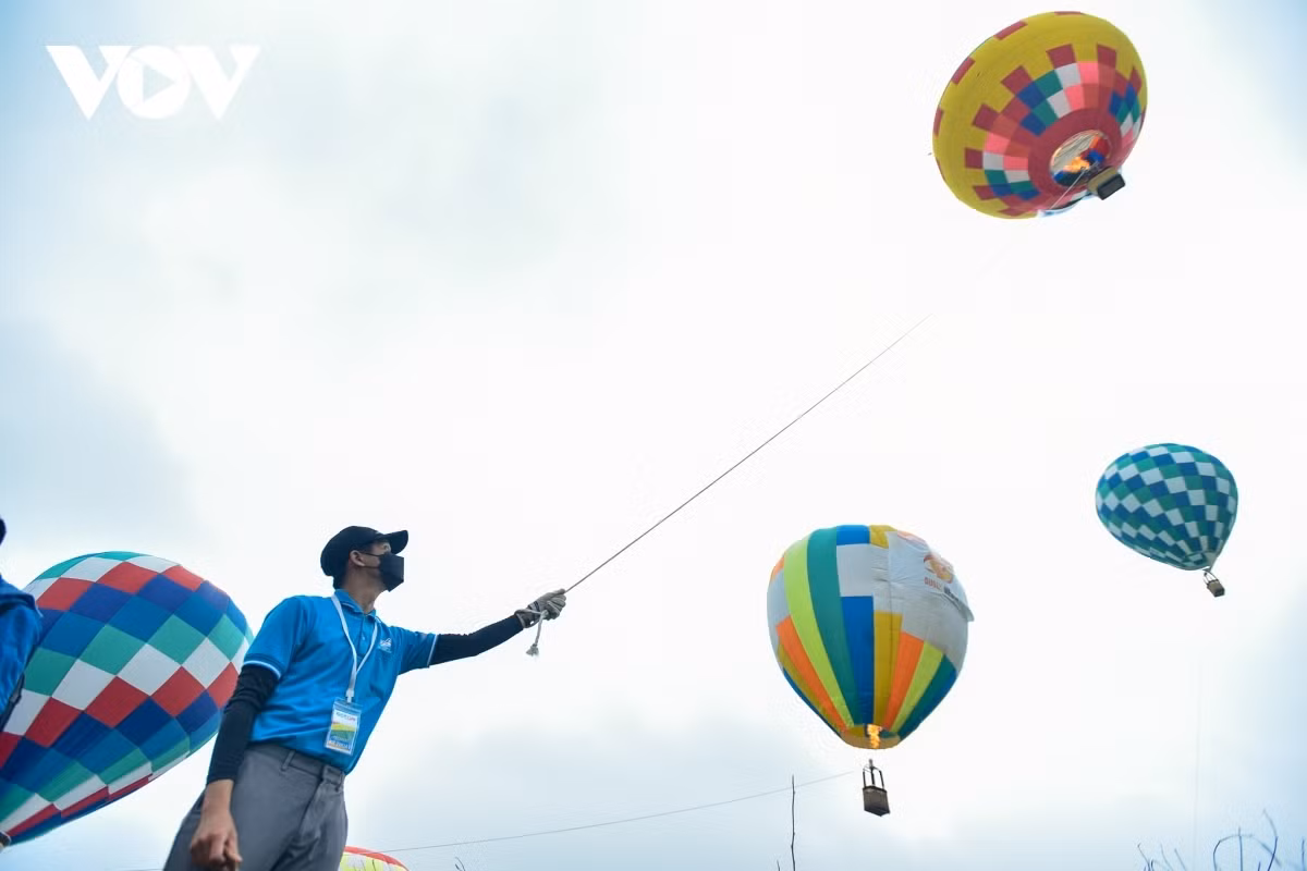 “Get on Hanoi 2022” hot-air balloon festival enthralls visitors ảnh 6