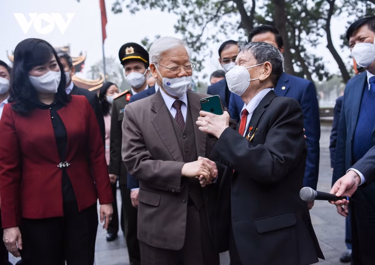 General Secretary Trong meets with People's Teacher and Labour Hero Nguyen Duc Thin.