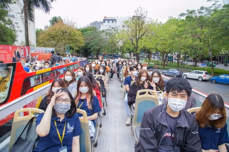 Hanoi city tour on double-decker bus ảnh 2