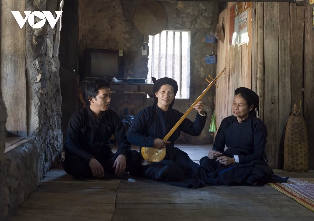 Discover unique Khuoi Ky stone village in Cao Bang ảnh 12 Along with admiring the beauty of the village, visitors will have the chance to enjoy Then singing performances, a distinctive musical genre and a special combination of the spiritual and cultural life of the Tay, Nung, and Thai ethnic groups.