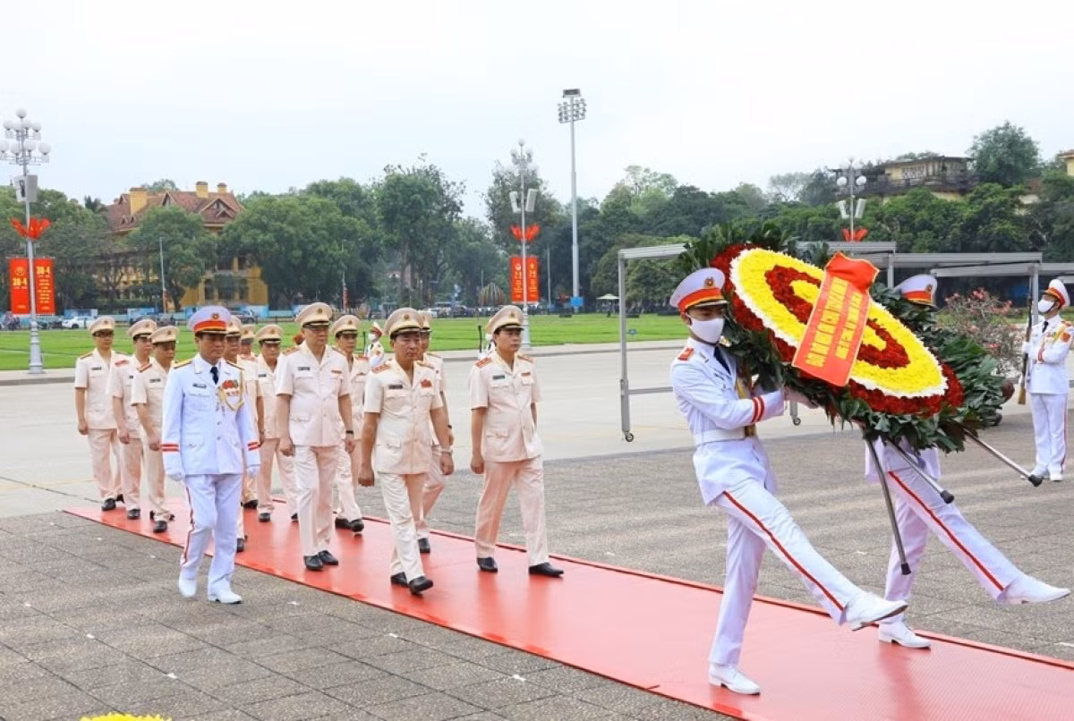 Party and State leaders pay floral tribute to late President Ho Chi Minh ảnh 6 A delegation comprising of members of the Ministry of Public Security offers incense and flowers in tribute to President Ho Chi Minh.