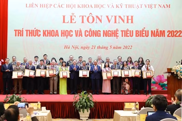 At the ceremony to&nbsp;honour 106&nbsp;outstanding intellectuals&nbsp;in the field of science and technology in 2022