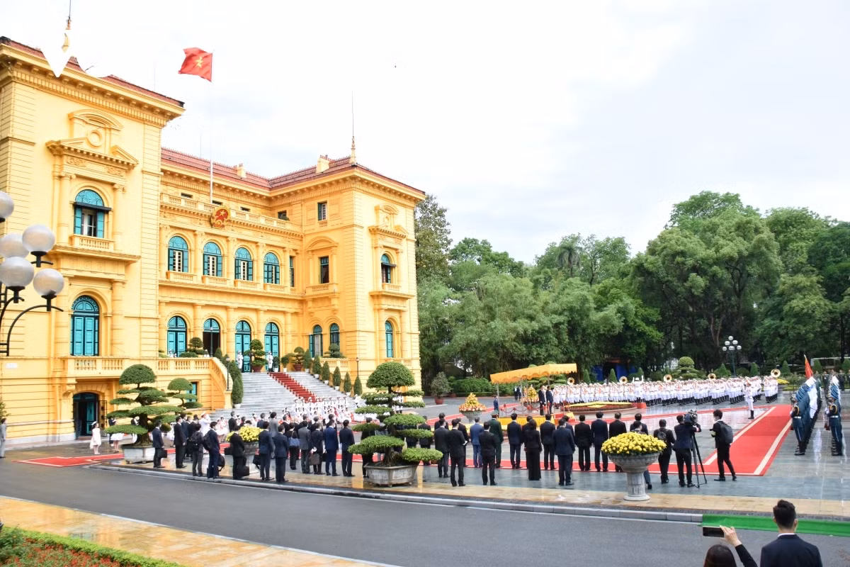 Japanese Prime Minister Kishida Fumio and his entourage touch down in Hanoi on April 30 evening, marking the start of a two-day visit to Vietnam at the invitation of PM Pham Minh Chinh.