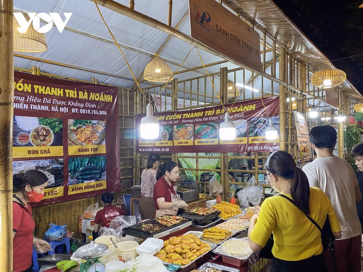 Hanoi Cuisine and Craft Village Tourism Festival celebrates SEA Games 31 ảnh 3 On display are several booths which introduce local cuisine such as Banh Cuon Thanh Tri, also known as Thanh Tri steamed roll rice pancakes, Uoc Le pork paste, Pho, a type of rice noodle dish, and Bun Cha, grilled pork with rice vermicelli noodles.