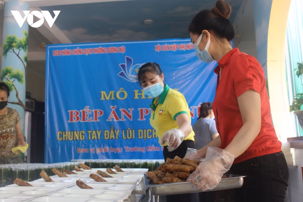 Local women provide both lunch and dinner to frontline workers, with a total of 360 sets of meals being given out per day.