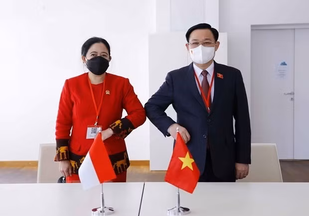 NA Chairman Vuong Dinh Hue (R) and Speaker of the Indonesian People's Representative Council Puan Maharani (Photo: VNA)
