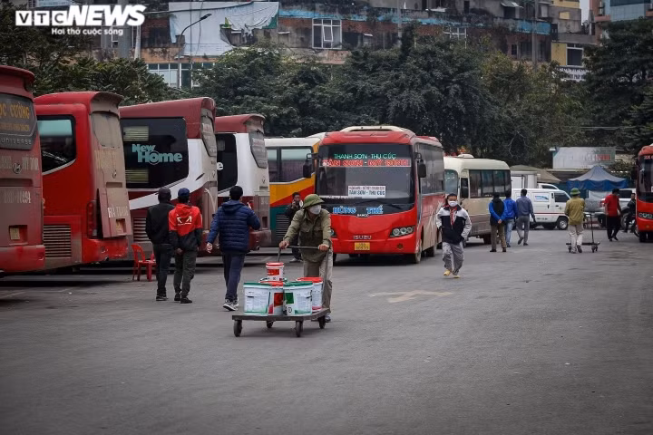 Locals rush back to Hanoi, HCM City after New Year holiday ảnh 7 Several major coach stations throughout the capital are left unusually quiet at the end of the three-day holiday for the New Year due to the impact of the COVID-19 pandemic.