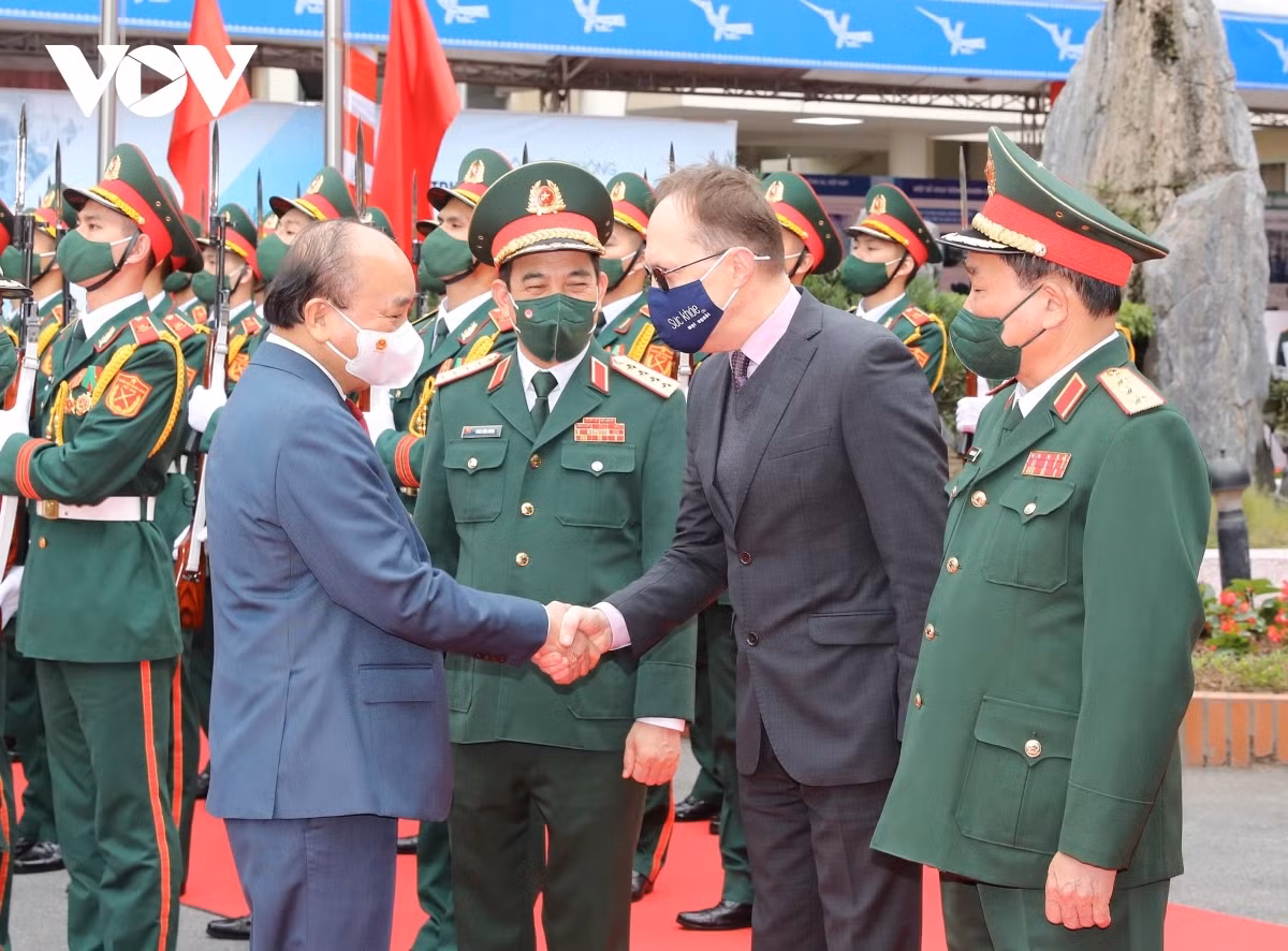 President Phuc shakes hands with the centre's leaders