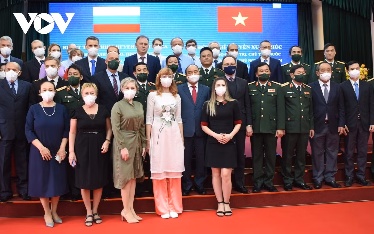 The President poses for a group photo alongside the centre’s staff.