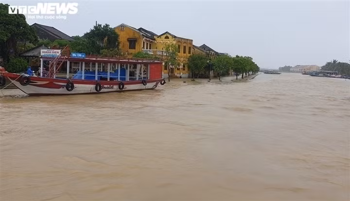 Flooding turns life upside down for residents in central Vietnam ảnh 8 Torrential rain results in high water levels on the Hoai river in Hoi An city, with some parts of Bach Dang street left 40cm to 50cm deep in water.