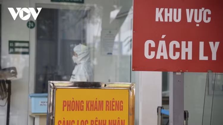 COVID-19: Daily count falls to 16,515, new Omicron outbreak detected ảnh 1 The sign reads: the isolation area for COVID-19 patients