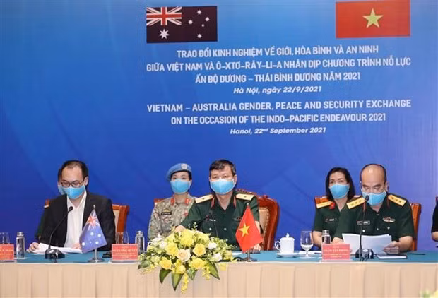 Major General Vu Cuong Quyet (centre), Director of the Institute for Defence Strategy under the Ministry of National Defence, chairs the exchange.