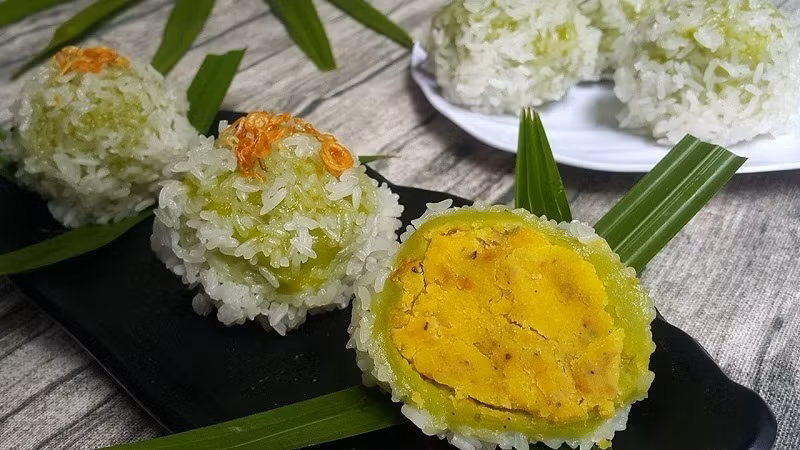 Khuc pie: A gift from Hanoi’s rural area ảnh 1 The Khuc pie occupies a special place in the hearts of Hanoians. (Photo: Diep Huong)