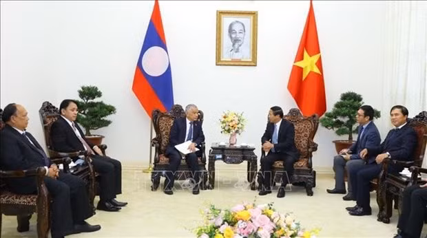 Deputy Prime Minister Le Van Thanh (R) hosts Vice Chairman of the Lao National Assembly (NA) Sommad Pholsena (Photo: VNA)
