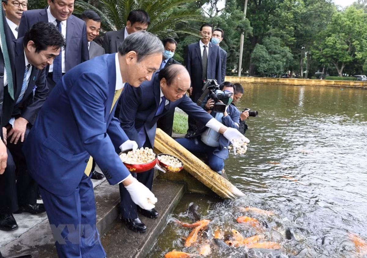 Japanese Prime Minister visits President Ho Chi Minh relic site ảnh 9