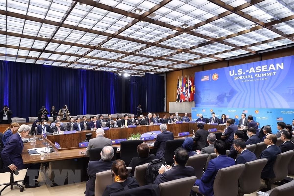 PM Chinh participates in a working session held between ASEAN leaders and US Vice President Harris on maritime security and COVID-19 as part of the ASEAN-US special summit.