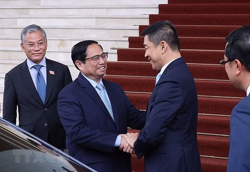 PM Chinh bids farewell to Speaker Chuan-Jin.
