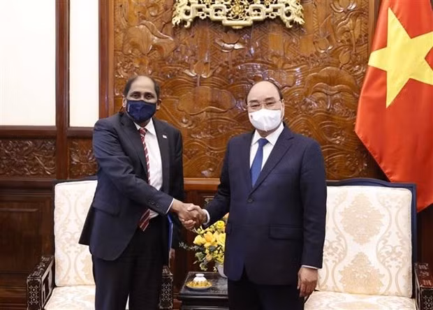 President Phuc hosts Singaporean and Egyptian ambassadors ảnh 1 President Nguyen Xuan Phuc (R) and Singaporean Ambassador Jaya Ratnam at the meeting on February 1.(Photo: VNA)