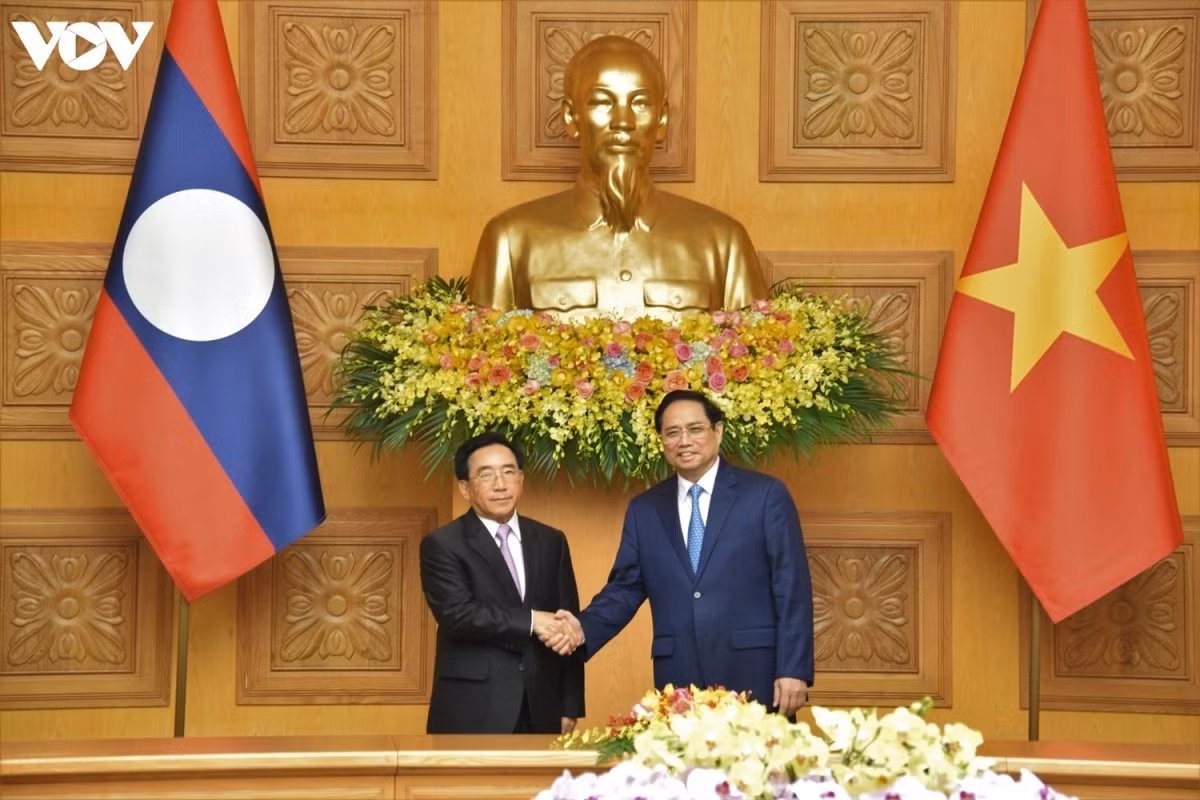 Highlights of Laos PM’s visit to Vietnam in photos ảnh 3 After the ceremony, both leaders hold talks on future co-operation. The pair then witness the signing and exchanging of numerous co-operation documents in the fields of security, borders, economics, banking, education, health care, and electricity generation.