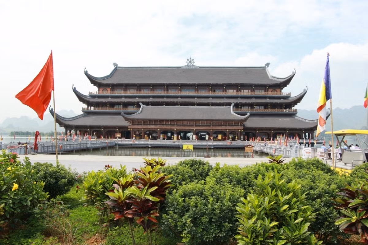 Famous tourist spots in localities to host SEA Games 31 competitions ảnh 3 Ha Nam province will host both the men’s and women’s futsal matches. the province boasts Tam Chuc pagoda in Kim Bang district, a 500-hectare spiritual tourist area that has attracted a large number of visitors over recent years.