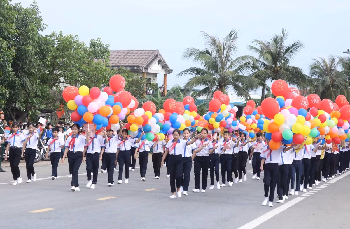 The river and the bridge are witnesses to the Vietnamese people's fierce and glorious struggle against foreign invaders, whilst reflecting their desire and belief in ultimate victory.
