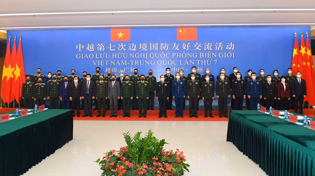 Vietnamese and Chinese defence officials pose for a group photo before their talks. (Photo: qdnd.vn)