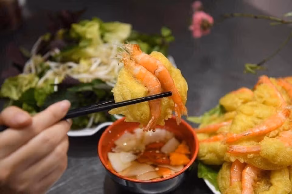 Visitors to Hanoi don't miss seasonal treats ảnh 4 A Hanoi's beer-killer dish- the West Lake’s shrimp cake. Photo: Cong Vu