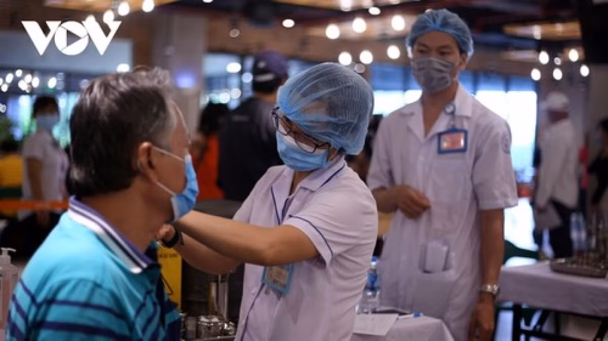COVID-19 to be considered an endemic disease in Vietnam ảnh 2 vaccination is an effective tool to better protect people from virus infection risks.