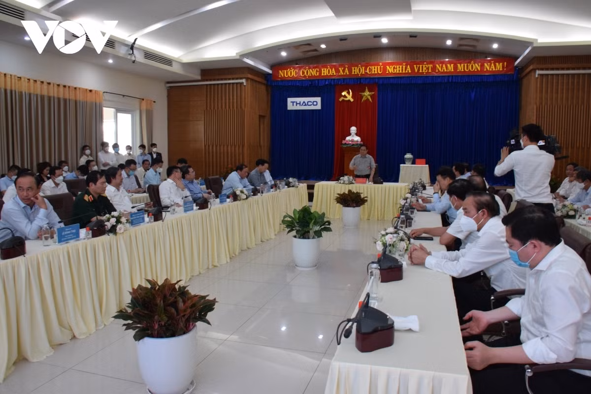 Visiting the automobile assembly and production complex of Chu Lai - Truong Hai Thaco Automobile Joint Stock Company, the Government leader hails Thaco's development with its total revenue reaching more than VND 60,700 billion in 2011, of which exports hit US$215 million, State budget contribution was more than VND 20,500 billion.
