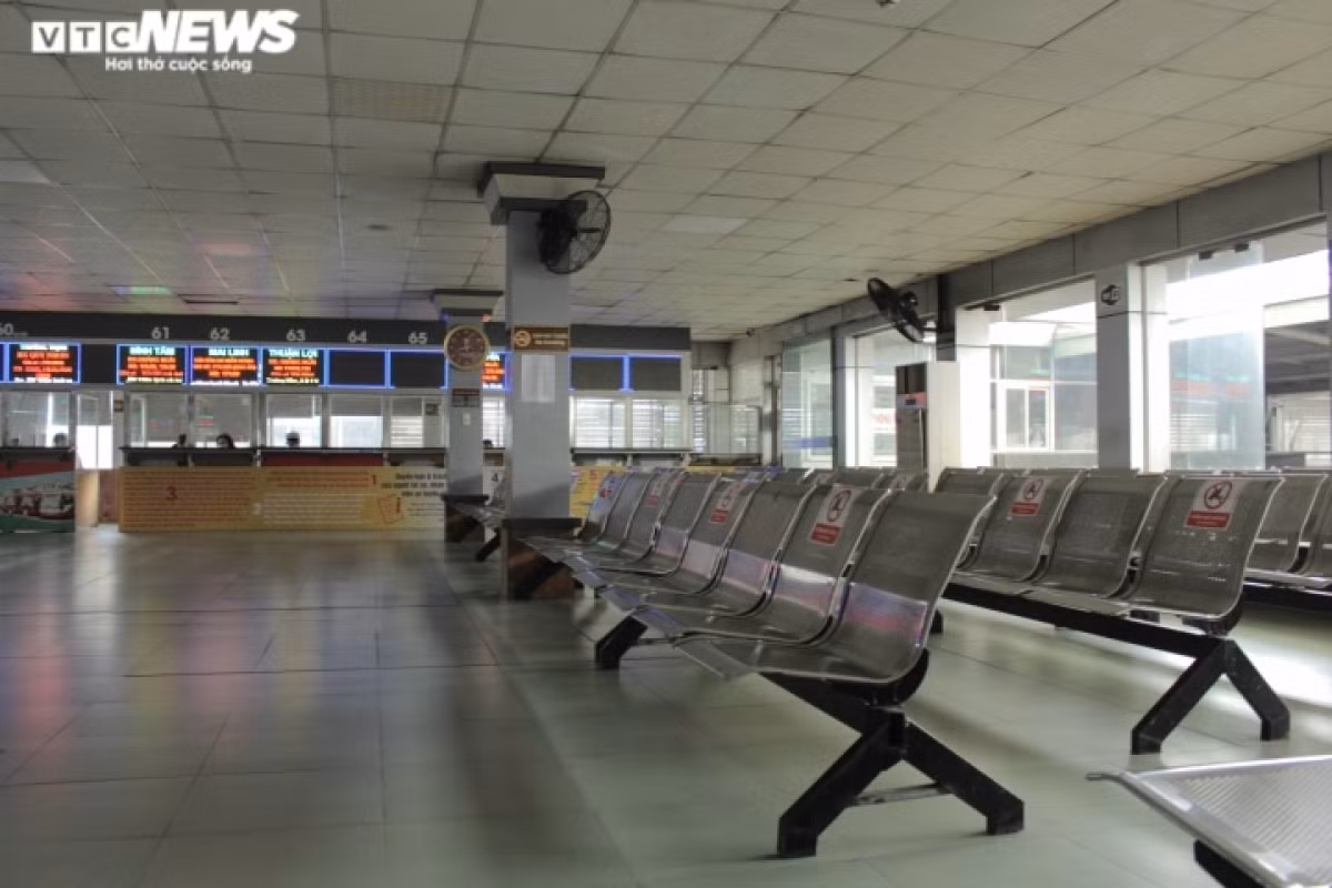 Hanoi bus stations fall quiet as Tet draws very near ảnh 2 Many people have decided to remain in the capital this year to enjoy Tet celebrations due to fears relating to the COVID-19 pandemic.