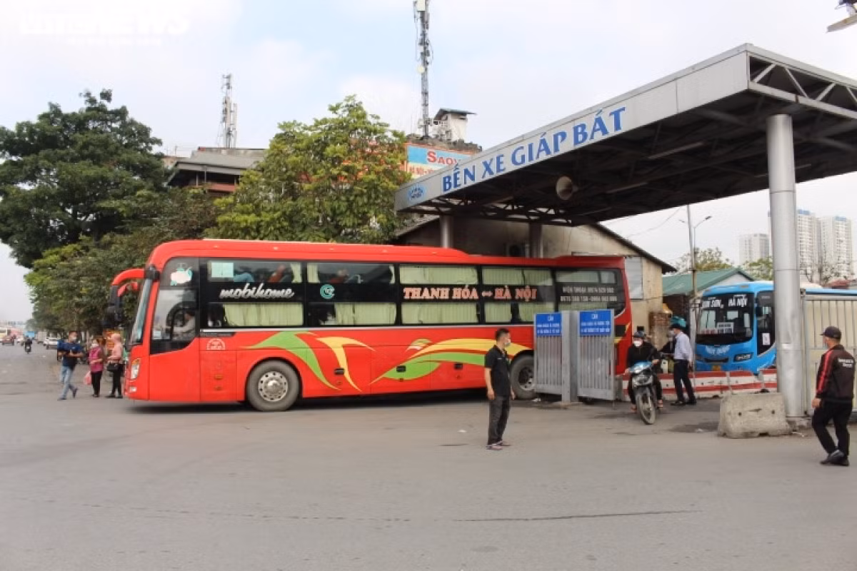 Hanoi bus stations fall quiet as Tet draws very near ảnh 9 Scenes at the bus stations are not as busy as in previous years due to the negative impact of the COVID-19 pandemic.