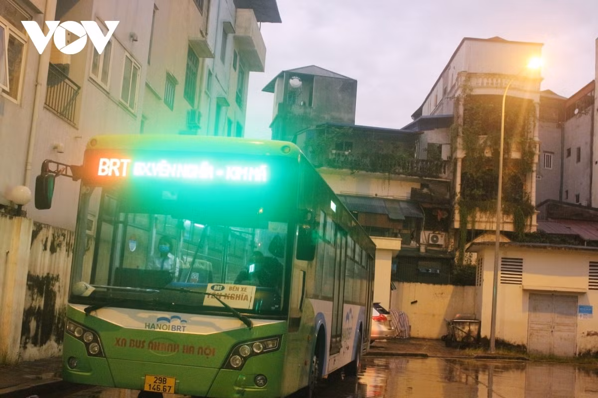 The first buses leave Kim Ma Bus Station at 5:30 a.m., 30 minutes earlier than the allowed time of 6 a.m.