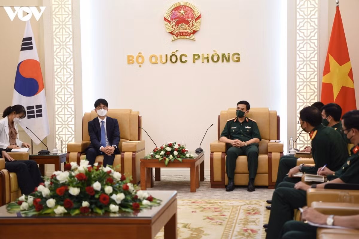 Vietnam, RoK strengthen defence cooperation ảnh 1 Defence Minister Phan Van Giang (R) receives RoK Deputy Defence Minister Park Jae-min
