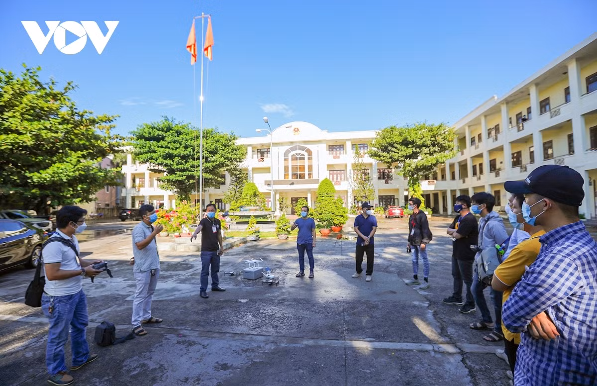 Da Nang pilots to use drones to monitor people to “stay where they are” ảnh 1 The administration of Hai Chau district mobilises 14 drones aimed at monitoring residents in high-risk areas, including Hoa Thuan Dong, Binh Hien, and Thach Thang wards.